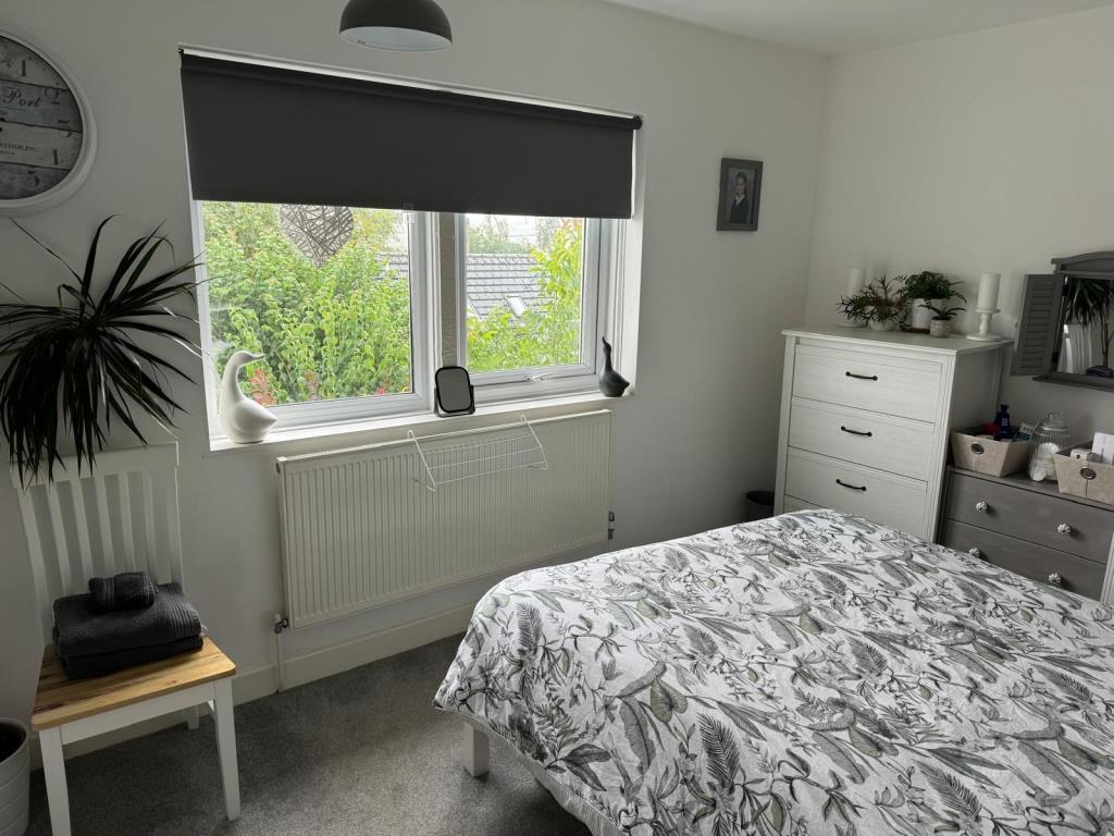 Lot: 55 - THREE-BEDROOM END-TERRACE HOUSE - Main bedroom